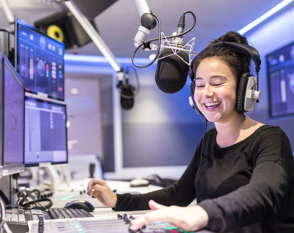 How to Become a Good Radio Presenter
